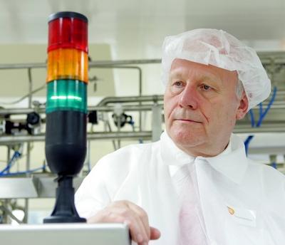 Georg Milbradt (GER/CDU/Ministerpr?sident Sachsen) hinter einer Maschinen-Ampel anl?sslich der Er?ffnung der neuen GSK--stock-foto