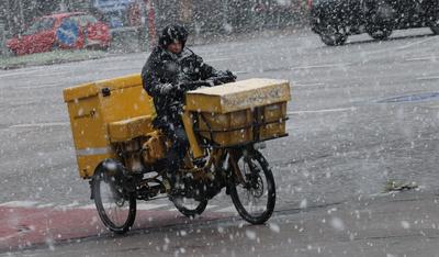 Wintereinbruch in Hamburg. Am Freitagvormittag gab es phasenweise heftigen Schneefall in der Hansestadt. Ein Briefzustel-stock-foto