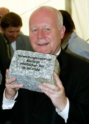 Georg Milbradt (GER/CDU/Ministerpr?sident Sachsen) h?lt einen symbolischen Pflasterstein zum Verwaltungszentrum Kamenz-stock-foto