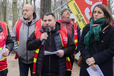 Renault Workers Hold Protest Against Lay-Offs-stock-foto