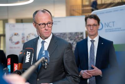 Kanzlerkandidat Freidrich Merz besucht der Uniklinik Koeln-stock-foto