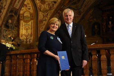 Horst Seehofer und F?rstin Gloria von Thurn und Taxis Verleihung des Bayerischen Verdienstorden-stock-foto