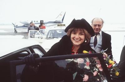 Gr?fin Gloria von Thurn und Taxis 02/86 - Frau Gesellschaft Adel seri?s Hut Mantel dunkelhaarig drau?en Auto Flughafen-stock-foto