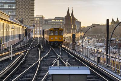 U-Bahn vor der Oberbaumbr?cke-stock-foto