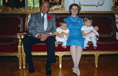 von Thurn und Taxis F?rst Johannes von Thurn und Taxis mit seiner Frau Gloria und den beiden T?chtern Maria Theresia un-stock-photo