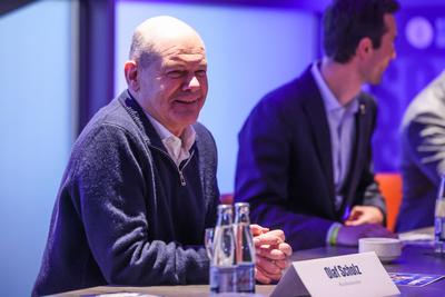 Bundeskanzler Olaf Scholz besucht die Veltins Arena-stock-photo