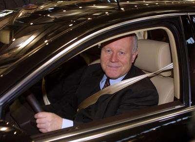 Georg Milbradt (GER/CDU/Ministerpr?sident Sachsen) am Steuer seines neuen Dienstwagens, eines VW Phaeton V10 TDI, anl?s-stock-foto