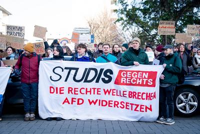 CDU Kanzlerkandidat Freidrich Merz besucht der Uniklinik Koeln-stock-foto