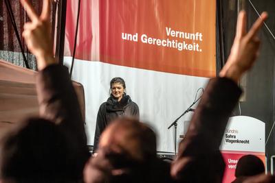 Sahra Wagenknecht, Vorsitzende BSW, Anh?nger jubeln ihr nach ihrer Rede auf dem Marienplatz zu, Bundestagswahlkampf, M?nchen, 3. Februar 2025-stock-foto