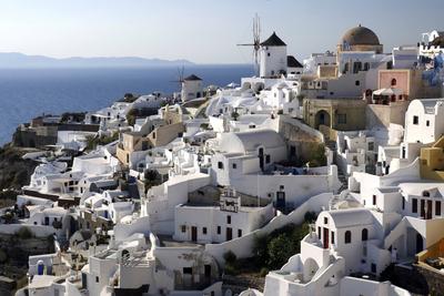 Der Ausblick ?ber Oia auf dem griechischen Archipel Santorini (Santorin). Die typischen wei?en H?user schmiegen sich in-stock-foto
