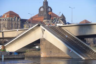 04.02.2025 Die Abrissarbeiten gehen  nun auf der anderen Seite der Carolabr?cke weiter-stock-foto