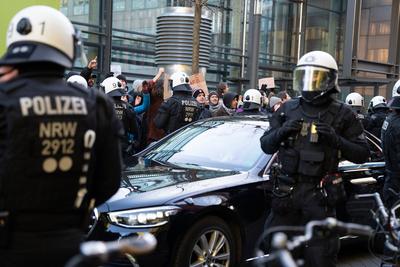 Kanzlerkandidat Freidrich Merz besucht der Uniklinik Koeln-stock-foto
