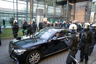 Kanzlerkandidat Freidrich Merz besucht der Uniklinik Koeln-stock-foto
