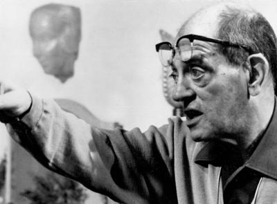 Director Luis Bunuel during the making of Belle de Jour 1967 Allied Artists Cinema Publishers Collec-stock-foto
