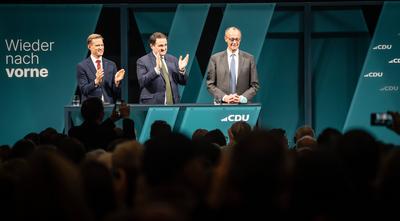 Bundestagswahlkampf ? Wahlkampfauftritt des Kanzlerkandidaten und CDU-Parteivorsitzenden Friedrich Merz in Bonn, Nordrhein-Westfalen - Prof. Dr. Hendrik Streeck, Virologe und Direktkandidat CDU Bonn,  Nathanael Liminski, Nathanael Liminski Minister f?r-stock-foto