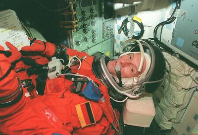 STS-99 Mission Specialist Gerhard Thiele, who is with the European Space Agency, goes through countdown procedures aboar-stock-foto