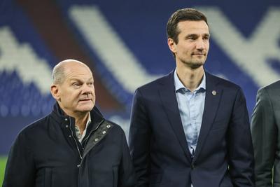 Bundeskanzler Olaf Scholz besucht die Veltins Arena-stock-photo