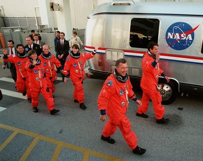 The STS-99 crew step eagerly to the "Astrovan," the bus that will take them to Launch Pad 39A for liftoff of S-stock-foto