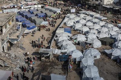 Newly erected tents are spread in Al-Shujiyya neighbourhood in Gaza City-stock-foto