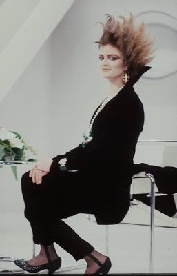 Gr?fin Gloria von Thurn und Taxis 01/86 h?r Frau Gesellschaft Adel dunkelhaarig langhaarig Hochsteckfrisur seri?s Hosen-stock-foto