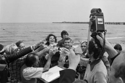 Angela Similea (Sopot 77) Die rum?nische Pop-S?ngerin Angela Similea st??t an mit Pressefotografen am Strand von Sopot,-stock-foto