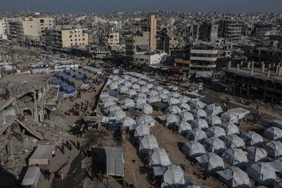 Newly erected tents are spread in Al-Shujiyya neighbourhood in Gaza City-stock-foto