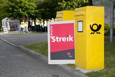 Heute: Streik -Schild von Ver.Di zwischen zwei Briefk?sten der Deutschen Post vor dem Briefzentrum Luebeck mit Streiken-stock-photo