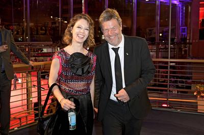 Paula Beer und Robert Habeck bei der Festivaleröffnung und der Premiere des Kinofilms She Came to Me auf der Berlinale 2-stock-foto