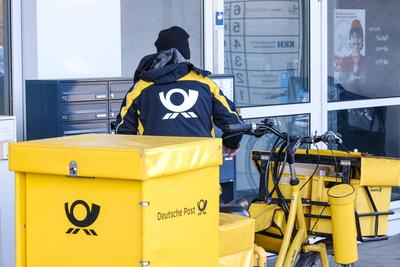 D?sseldorf 03.02.2025 Deutsche Post DHL Brief Briefe Briefzustellung Zusteller Briefpost Posthorn Postbote Postzusteller-stock-foto
