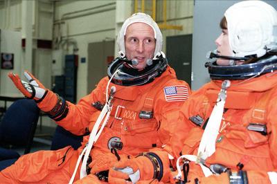 S99-05616 (19 May 1999) --- Astronauts Gerhard P.J. Thiele and Janet L. Kavandi await a briefing about emergency egress-stock-foto