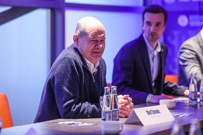 Bundeskanzler Olaf Scholz besucht die Veltins Arena-stock-photo