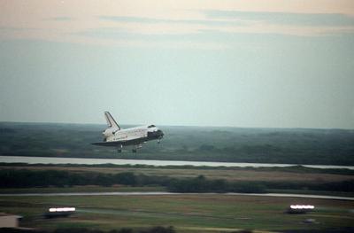 KENNEDY SPACE CENTER, Fla. -- Space Shuttle Endeavour prepares to land on KSC s Shuttle Landing Facility Runway 33 to co-stock-foto