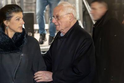 Sahra Wagenknecht, Vorsitzende BSW, mit ihrem Ehemann Oskar Lafontaine, am Ende ihres Wahlkampfauftritts auf dem Marienplatz, M?nchen, 3. Februar 2025-stock-foto