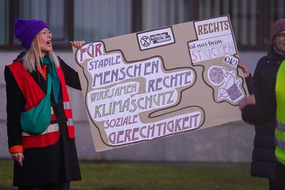 ?sterreich; Demonstration f?r Demokratie und Menschenrechte / Demonstration gegen Rechts / Demonstration gegen FP? Regie-stock-foto