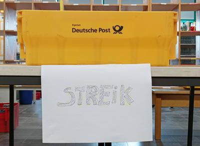 Deutsche Post, Zustellung, Postbote, Zusteller, Briefe, Streik, Packete während die Covid 19 Coronavirus Pandemie in Nür-stock-foto