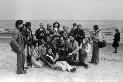 Angela Similea (Sopot 77) Die rum?nische Pop-S?ngerin Angela Similea umringt von Pressefotografen am Strand von Sopot, w-stock-foto