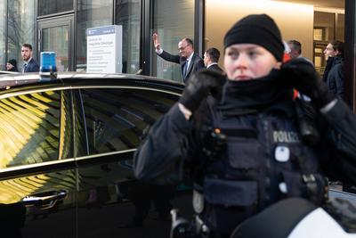 Kanzlerkandidat Freidrich Merz besucht der Uniklinik Koeln-stock-foto