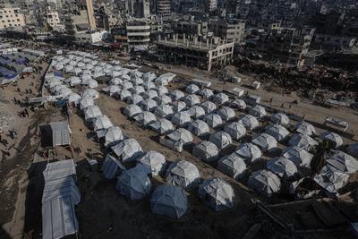 Newly erected tents are spread in Al-Shujiyya neighbourhood in Gaza City-stock-foto
