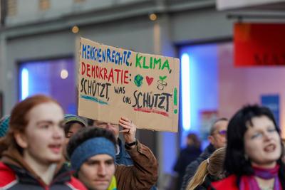 ?sterreich; Demonstration f?r Demokratie und Menschenrechte / Demonstration gegen Rechts / Demonstration gegen FP? Regie-stock-foto