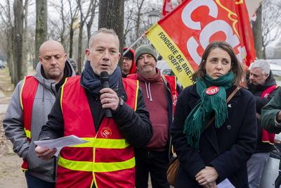 Renault Workers Hold Protest Against Lay-Offs-stock-foto