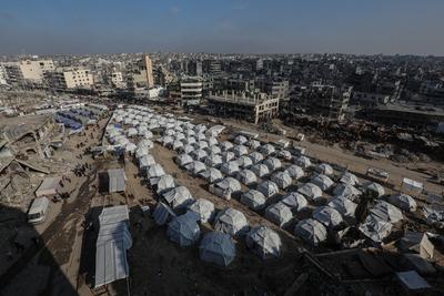 Newly erected tents are spread in Al-Shujiyya neighbourhood in Gaza City-stock-foto