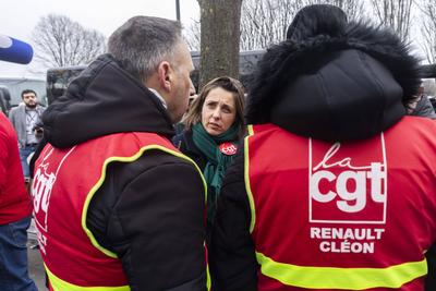 Renault Workers Hold Protest Against Lay-Offs-stock-foto