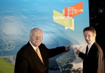Bildnummer: 52139024  Datum: 03.10.2007  Copyright: imago/Karen OatesMinisterpr?sident Georg Milbradt (li., GER/CDU/Sachsen) mit Jens Wei?flog (GER) anl?sslich eines Empfangs zum Tag der Deutschen Einheit, Personen , optimistisch; 2007, Tokio, Tag der Deutschen Einheit, Empfang, Empf?nge, Politiker, Landesregierung, Gestik; , quer, Kbdig, Gruppenbild, close, Landespolitik, Politik, Japan, Randbild, People o0 Pressetermin-stock-foto