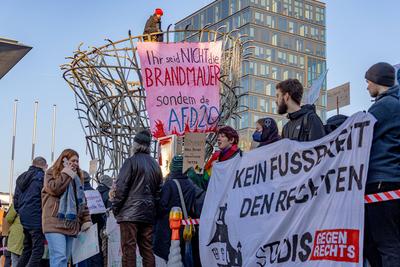 Demonstration vor dem WCCB gegen die CDU Wahlkampf Tour mit Friedrich Merz in Bonn - 04.02.2025-stock-photo