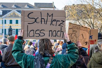 Demonstration gegen die CDU Wahlkampf Tour mit Friedrich Merz in Bonn - 04.02.2025-stock-foto