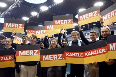 Plakate f?r Friedrich Merz-stock-foto