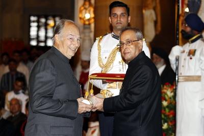 NEW DELHI INDIA APRIL 8 President Pranab Mukherjee presenting the Padma Vibhushan award to Princ-stock-foto