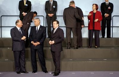 Bildnummer: 52774229  Datum: 30.03.2004  Copyright: imago/Christian ThielVorn v.l.n.r.: Prinz Karim Aga Khan (Schweiz/Religionsf?hrer Ismailiten), Au?enminister Colin Powell (USA) und Bundeskanzler Gerhard Schr?der (Deutschland/SPD) w?hrend eines Treffens in Berlin, Personen; 2004, Berlin, Politik, , , Pressetermin; , quer, Kbdig, Gruppenbild, Randbild, PeopleBildnummer 52774229 Date 30 03 2004 Copyright Imago Christian Thiel front V l n r Prinz Karim AGA Khan Switzerland Religious leaders Ismaili Foreign Minister Colin Powell USA and Federal Chancellor Gerhard Schr?der Germany SPD during a Meeting in Berlin People 2004 Berlin politics Press call horizontal Kbdig Group photo Edge image Celebrities-stock-foto