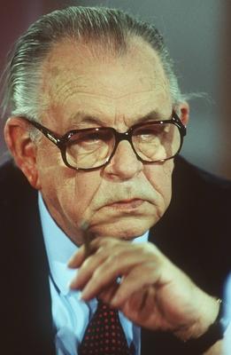 Bildnummer: 56814249  Datum: 12.02.1995  Copyright: imago/teutopressHans-J?rgen Wischnewski 02/95 am Politik SPD Mann grauhaarig Halbglatze Brille seri?s Jackett Krawatte hoch Portrait Zigarillo haltend nachdenklich People x0x xkg 1995 hoch  56814249 Date 12 02 1995 Copyright Imago  Hans J?rgen Wischnewski 02 95 at politics SPD Man grauhaarig Halbglatze Glasses seriously Jacket Tie vertical Portrait Cigarillo holding contemplative Celebrities x0x xkg 1995 vertical-stock-foto