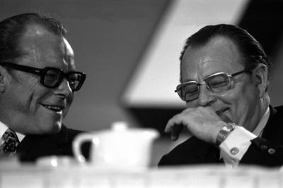 Bildnummer: 50672518  Datum: 18.11.1971  Copyright: imago/Sven SimonWilly Brandt (li., GER/SPD/Bundeskanzler) lacht mit Hans-J?rgen Wischnewski (re., GER/SPD-Bundesgesch?ftsf?hrer) anl?sslich des Au?erordentlichen SPD-Parteitages 1971 in Bonn-Bad Godesberg, Personen , Freude , Harmonie , Kameradschaft , optimistisch; 1971, Bonn, SPD, Parteien, SW, Bundesparteitag, Bundesparteitage, Parteitag, Parteitage, au?erordentlicher, au?erordentliche, , Politiker, Kanzler, Vorsitzender, Vorsitzende, Parteivorsitzender, Parteivorsitzende, Gesch?ftsf?hrer, Lachen, lacht, lachend; , quer, KBsw, Gruppenbild, close, Bundespolitik, Politik, Deutschland, Randbild, People o0 himself; Aufnahmedatum gesch?tzt-stock-foto